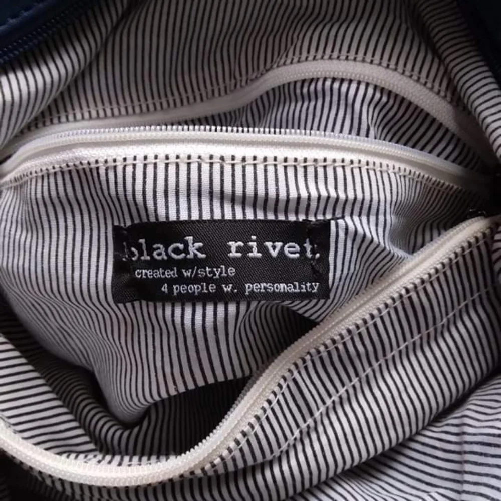 Black Rivet Purse - Picture 4 of 4